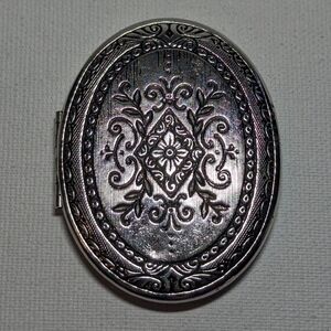Crown Trifari 60s Style Oval Pocket Locket Floral Filigree Relief Silver Tone 2"
